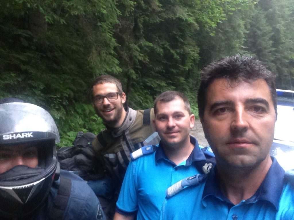 foto - jandarmii sibieni au salvat din munți un grup de turiști francezi care s-au rătăcit