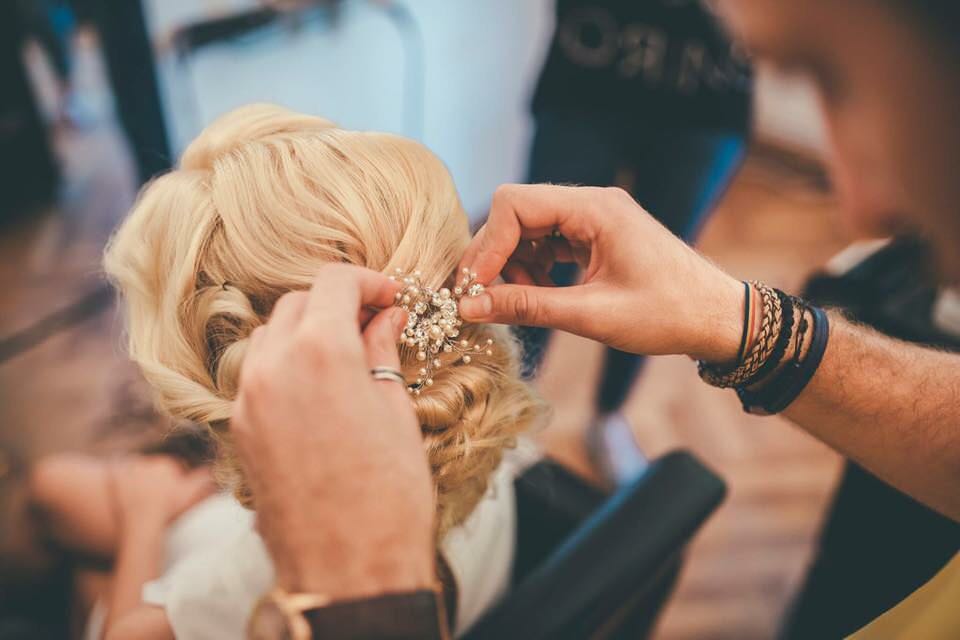 hairstylistul paul paralescu despre tendințele 2017 - buclele și împletiturile tradiționale sunt must-have-ul coafurilor pentru mirese