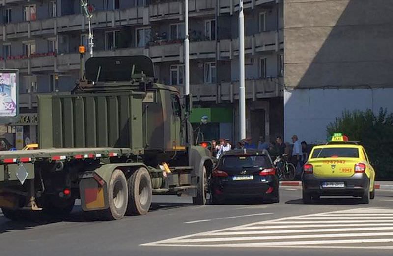 FOTO – Accident cu un camion militar american. A lovit o mașină în giratoriu în Sibiu