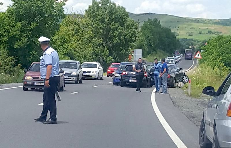 update foto accident pe dn14 - patru mașini avariate după ce o capotă s-a deschis în mers