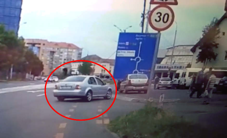 VIDEO – FOTO Accident ciudat în Sibiu. Iată ce a făcut acest șofer în trafic