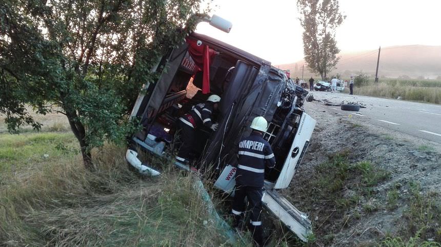 VIDEO – FOTO Șase răniți după ce un autocar s-a tamponat cu o altă mașină pe DN1C