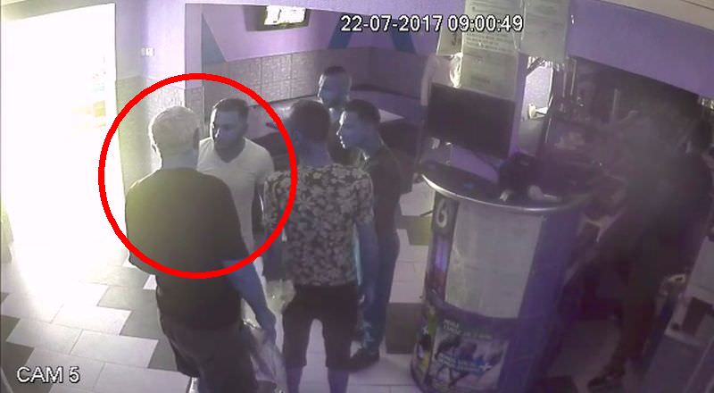 VIDEO Se întâmplă în România – Patronul unui bar bătut zdravăn de către un tânăr de etnie rromă