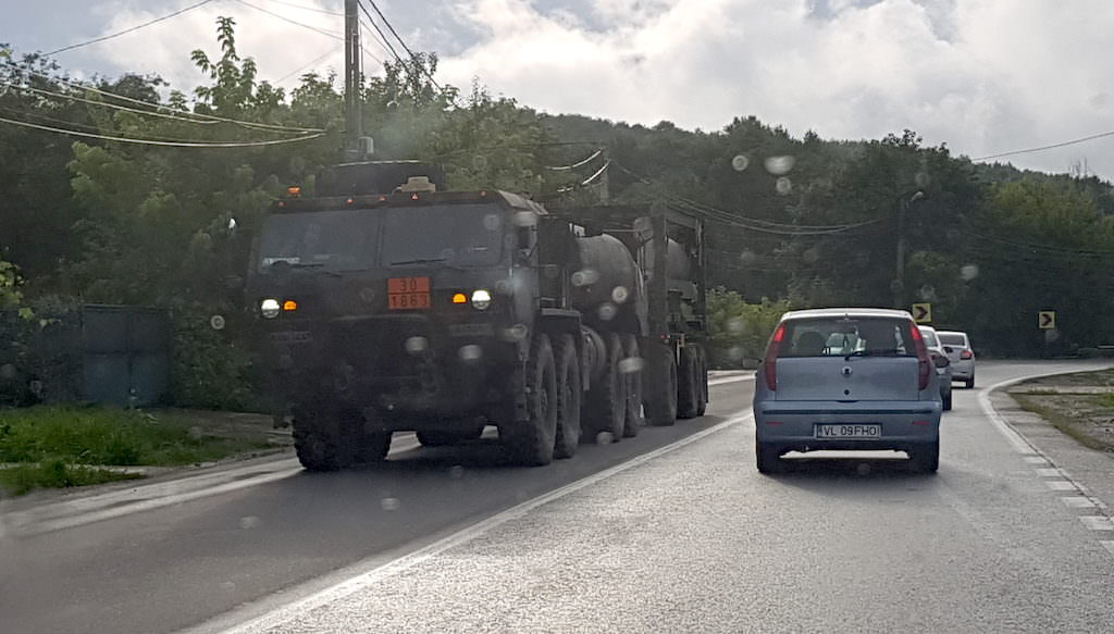 video foto – trafic de coșmar duminică seară pe valea oltului. convoaie militare și accidente