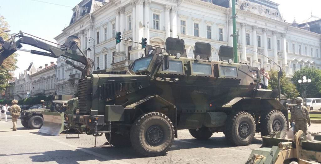 foto armata americană expune arsenalul militar din dotare la sibiu, alături de armata română