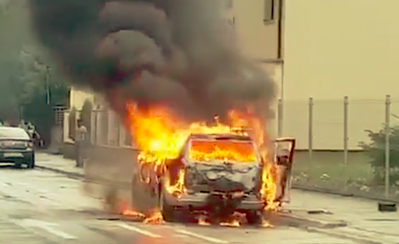 update video foto – mașină în flăcări pe strada luptei. incendiul a fost violent