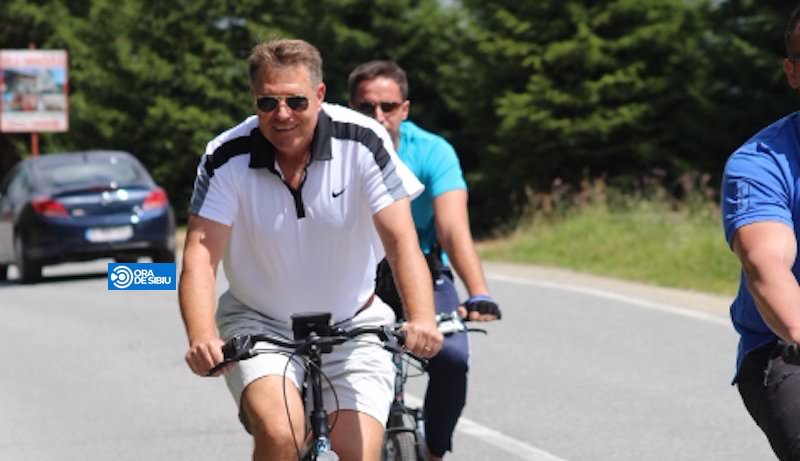 exclusiv foto – președintele klaus iohannis la plimbare cu bicicleta în zona păltiniș