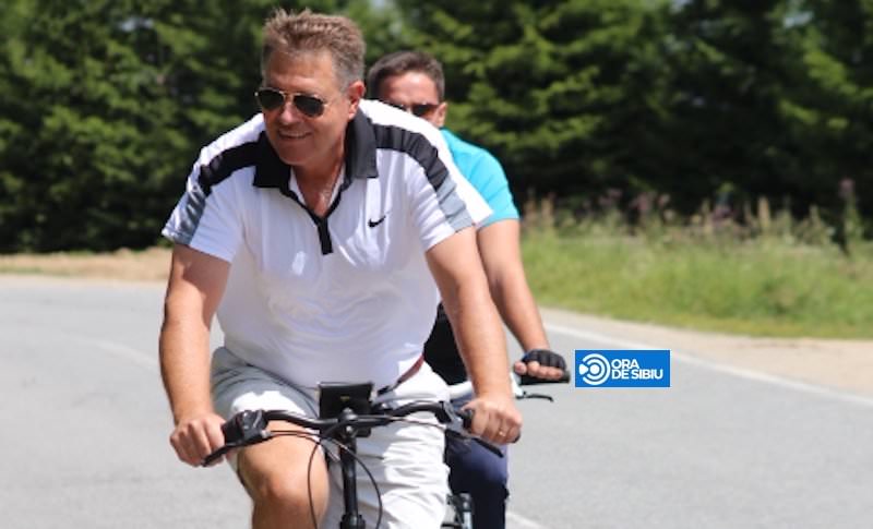 exclusiv foto – președintele klaus iohannis la plimbare cu bicicleta în zona păltiniș