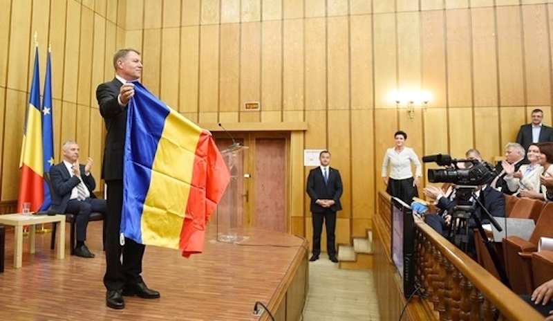 foto – iohannis a primit cadou un steag al ținutului secuiesc, dar președintele i-a oferit primarului din miercurea ciuc un steag al româniei