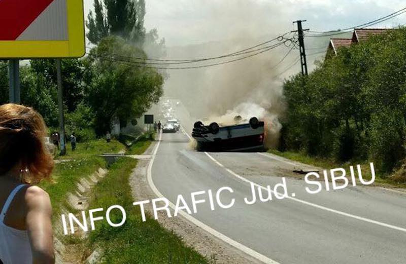 FOTO – Microbuz în flăcări la Șeica Mare. A luat foc după ce s-a răsturnat