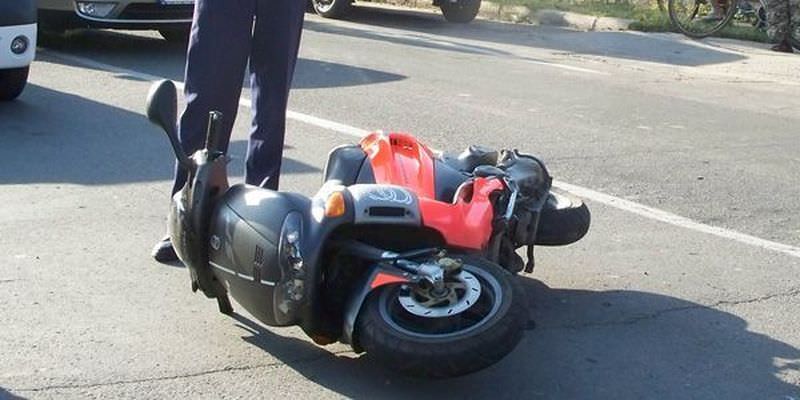 accident la buia provocat de un mopedist beat – a intrat într-o autoutilitară