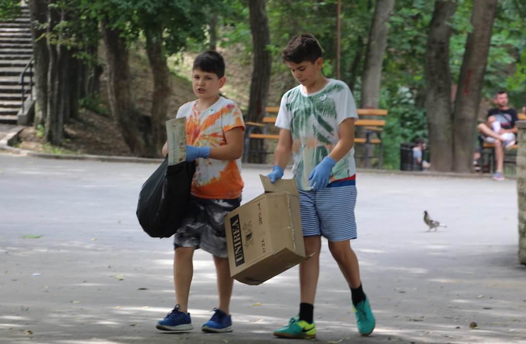 FOTO - Parcul Sub Arini, curățat de peste 60 de copii și adulți