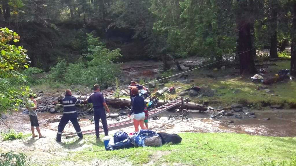 update video foto - opt adulți și patru copii surprinși de o viitură pe valea avrigului