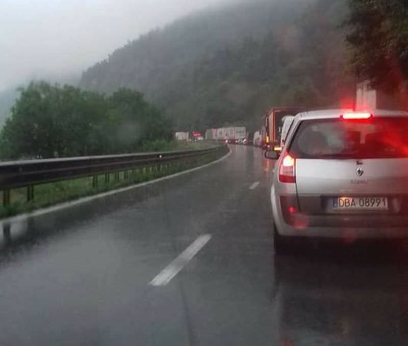 UPDATE FOTO Accident mortal pe Valea Oltului - Trei persoane au murit la Câineni