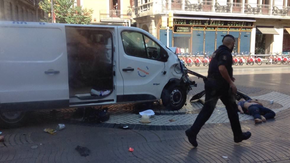 barcelona: un agent de poliție lovit de o mașină care a forțat barajul. ocupanții mașinii au deschis focul