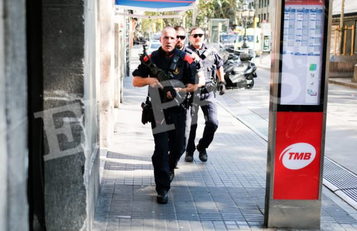 atentatul din barcelona în imagini - poliția scotocește orașul după teroriști- se confirmă 13 morți