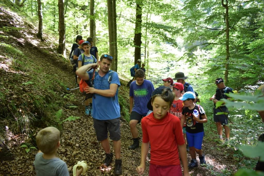 foto sibianul care îi învață pe copii cum să trăiască în mijlocul naturii. tabăra lui olimpiu savu are un succes nebun