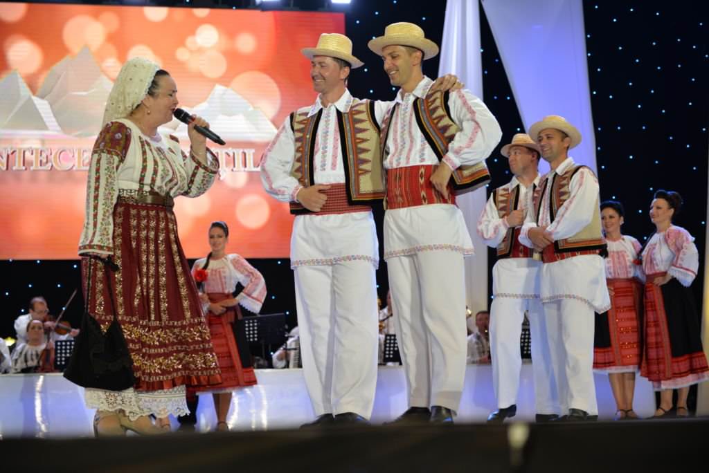 foto - super spectacol la cantecele munților. festivalul continuă în piața mare