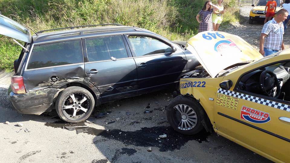 foto – taxi implicat într-un accident în dealul dăii. o persoană e rănită
