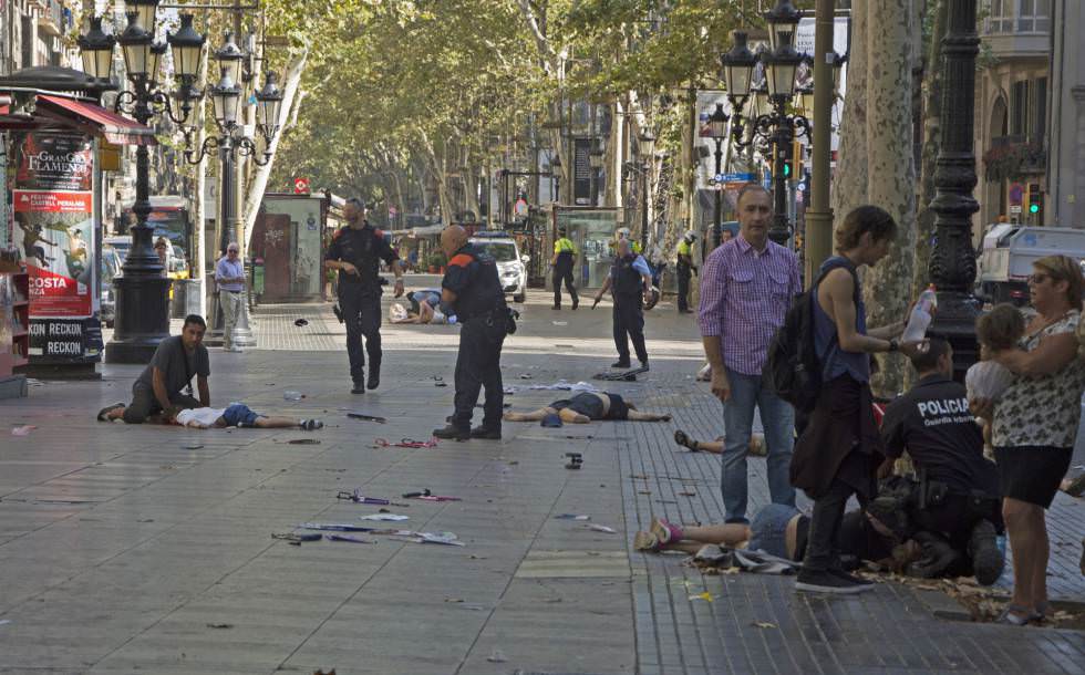 atentatul din barcelona în imagini - poliția scotocește orașul după teroriști- se confirmă 13 morți