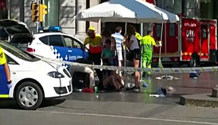 atentatul din barcelona în imagini - poliția scotocește orașul după teroriști- se confirmă 13 morți