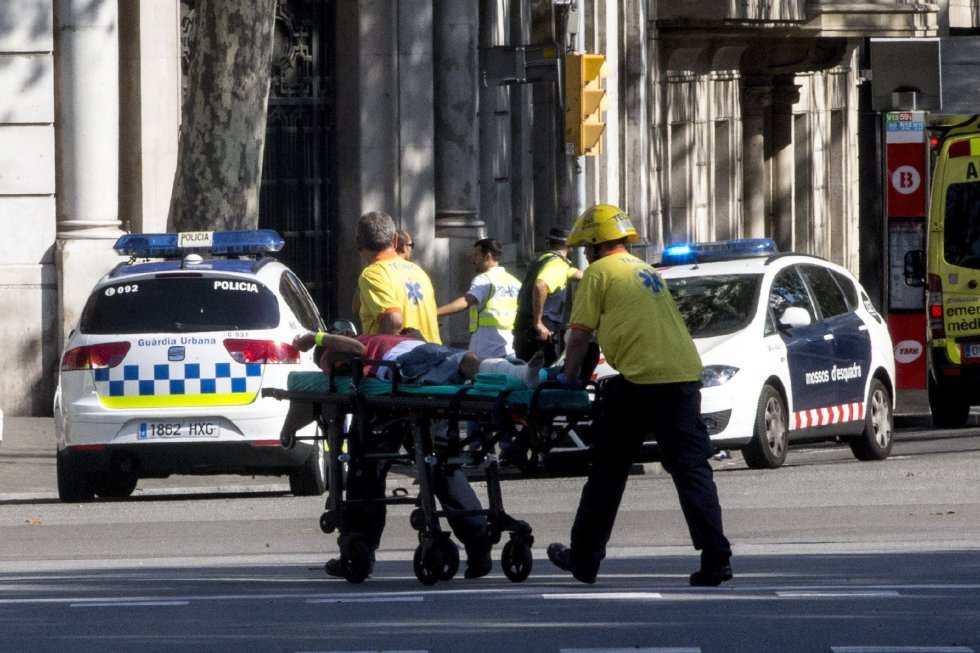 se confirmă 13 morți și peste 50 de răniți la barcelona - a doilea atacator împușcat mortal