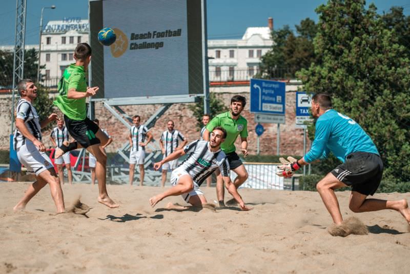trei zile de fotbal pe plajă la prima ediţie a beach football challenge. juventus sibiu a câștigat turneul