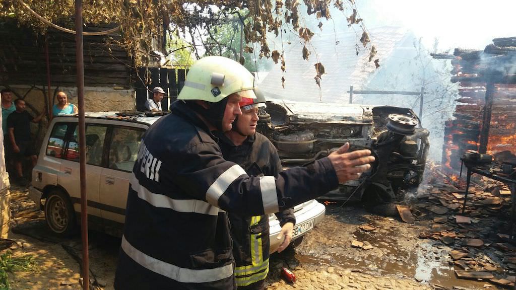 foto - incendiu puternic în satul vale. două mașini făcute scrum