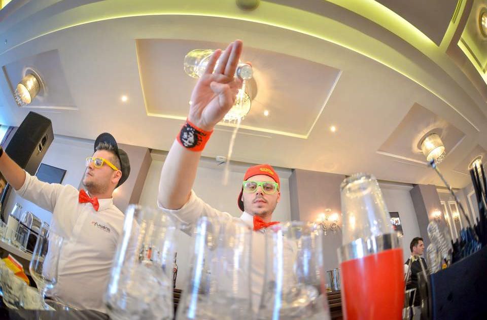 foto - video barmanul care revoluționează petrecerile și nunțile sibiului. ideea genială e acum afacere de succes