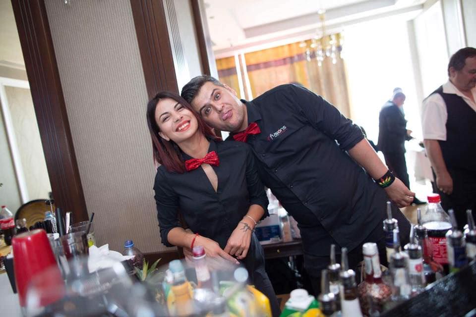 foto - video barmanul care revoluționează petrecerile și nunțile sibiului. ideea genială e acum afacere de succes