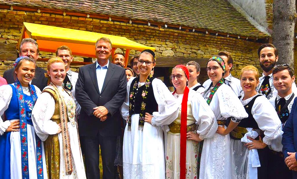foto – iohannis la întâlnirea sașilor de la criț: ’’îmi doresc ca în românia să apară multe alte astfel de inițiative de tip turism cultural’’