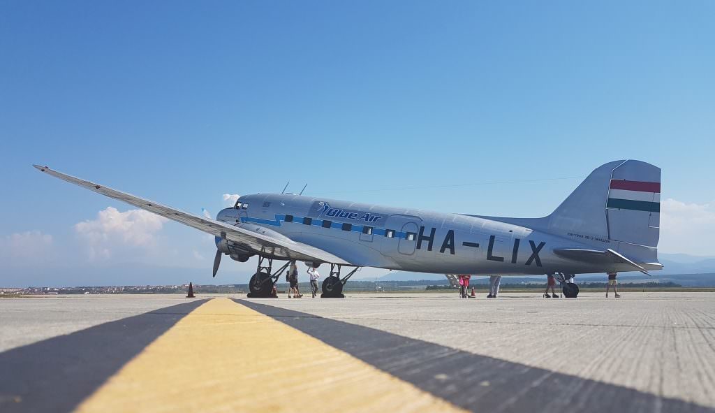 foto – un avion unic în lume a survolat vineri sibiul. este singurul funcțional de acest tip