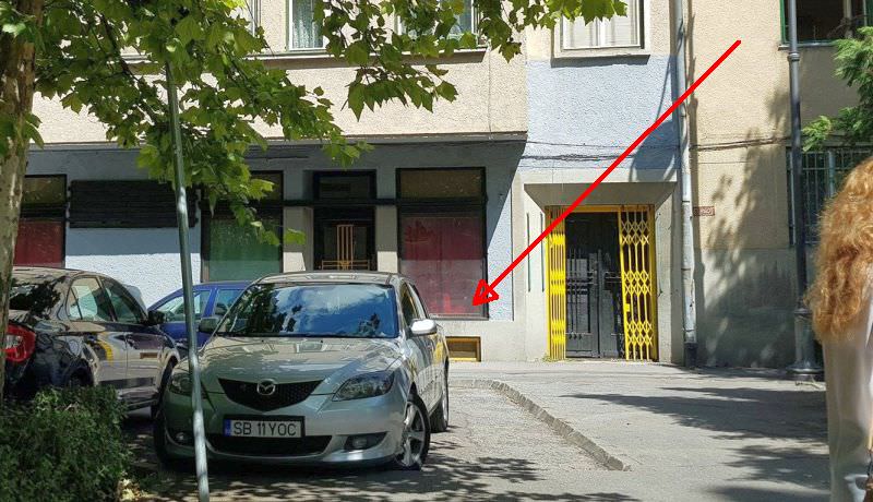 FOTO – Nesimțire maximă pe acest șofer. A blocat accesul la și dinspre Spitalul de Pediatrie din Sibiu