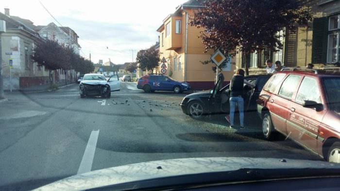 update foto accident pe strada tudor vladimirescu. doi răniți printre care și un bebeluș