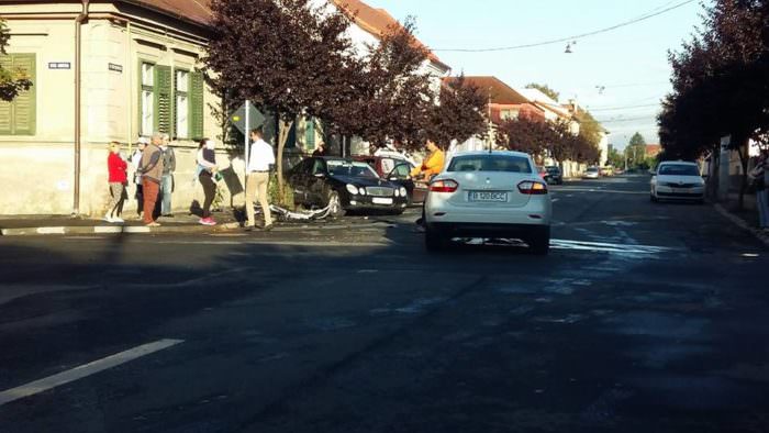 update foto accident pe strada tudor vladimirescu. doi răniți printre care și un bebeluș