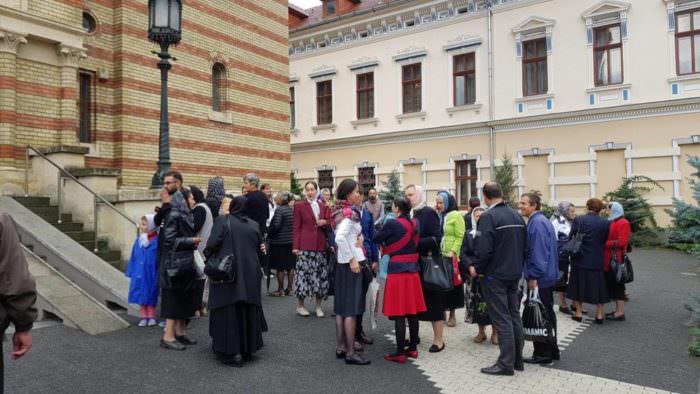 video foto - cristian pomohaci a ajuns la sibiu pentru judecată. au venit și peste 100 de susținători la mitropolie