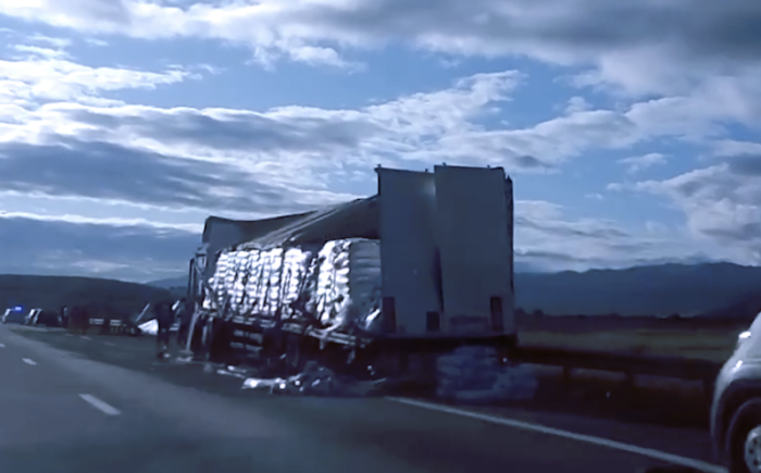 video foto tir răsturnat pe autostrada sibiu - orăștie. a ieșit în decor