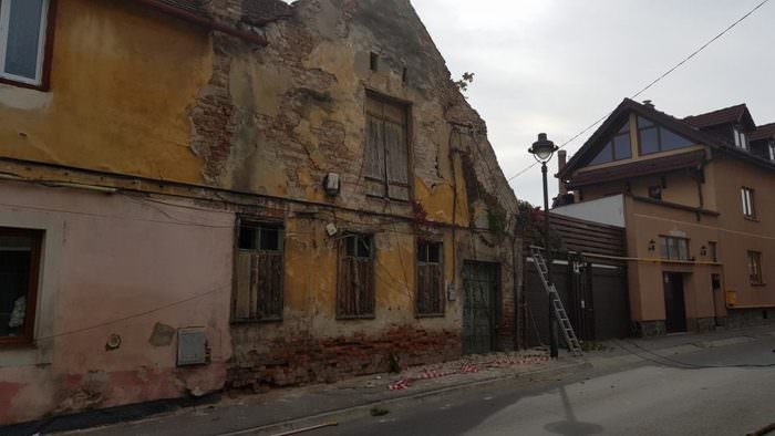 video foto - casă în paragină pe zidului în pericol să se prăbușească. strada a fost închisă