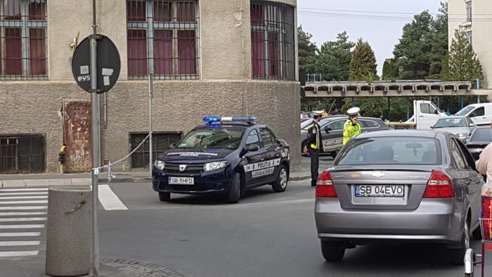 video foto - casă în paragină pe zidului în pericol să se prăbușească. strada a fost închisă