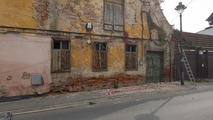 video foto - casă în paragină pe zidului în pericol să se prăbușească. strada a fost închisă