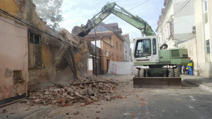 update video foto - casa în paragină de pe zidului pusă la pământ cu buldozerele. traficul este închis în zonă