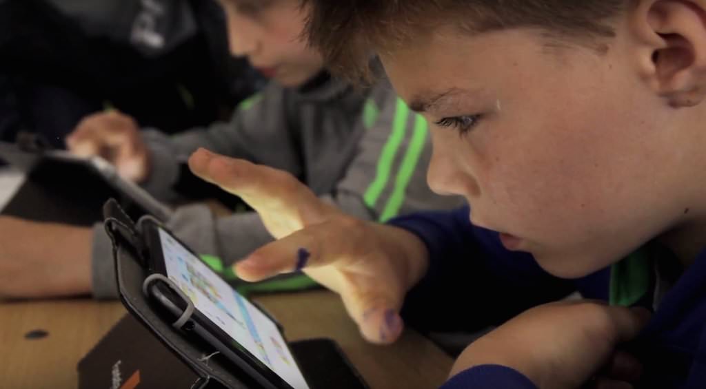 elevii de la școala din racovița fac orele matematică și informatică pe tabletă