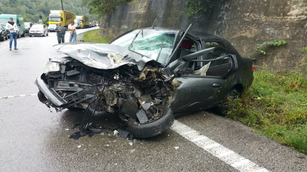update galerie foto accident duminică pe valea oltului - trei mașini implicate și cinci răniți