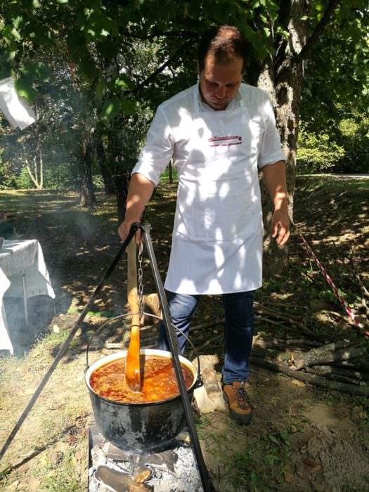 foto sibienii au gătit gulyas la festivalul de gătit din ungaria