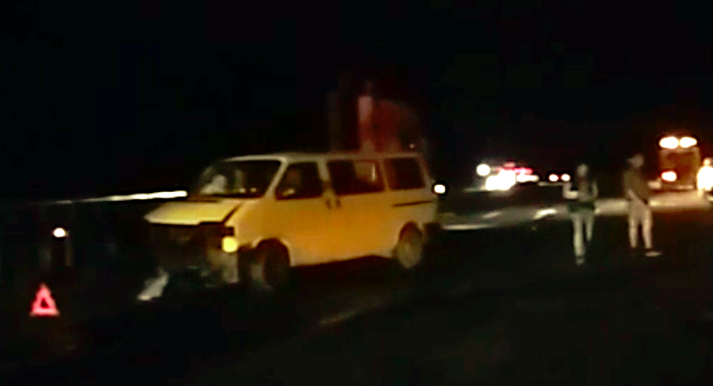 update video foto - o șoferiță și fiica ei rănite pe dn1 la veștem. un microbuz a lovit o altă mașină
