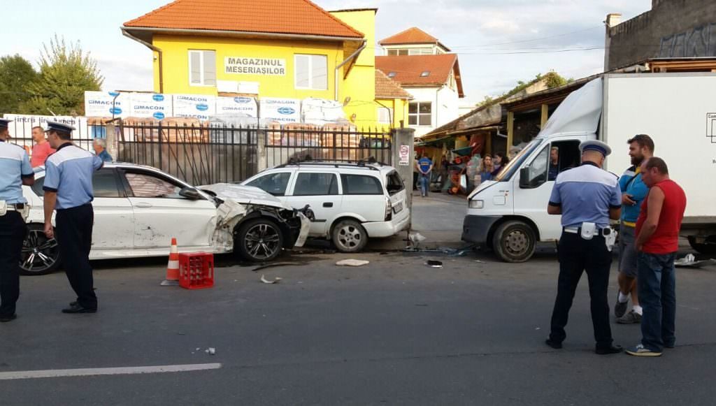 UPDATE FOTO – VIDEO Accident cu cinci mașini pe strada Lungă. Un pieton strivit între două autoturisme