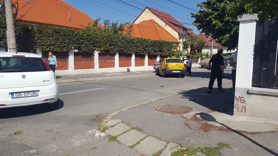 foto accident pe strada călțun. implicate un taxi și un autoturism