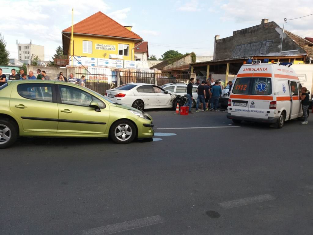 UPDATE FOTO – VIDEO Accident cu cinci mașini pe strada Lungă. Un pieton strivit între două autoturisme