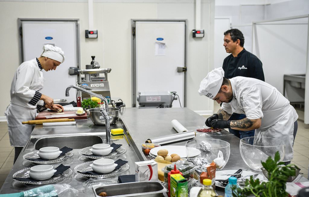 foto - patru bucătari s-au ''duelat'' la european young chef award 2017 de la sibiu. cine e câștigătorul