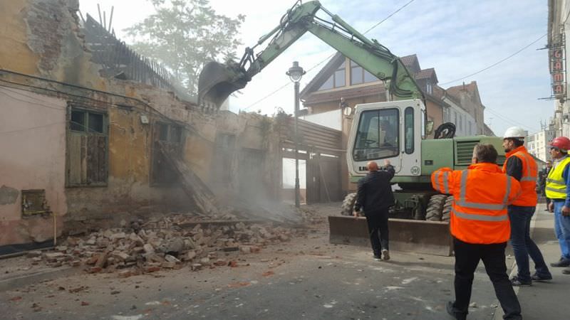update video foto - casa în paragină de pe zidului pusă la pământ cu buldozerele. traficul este închis în zonă